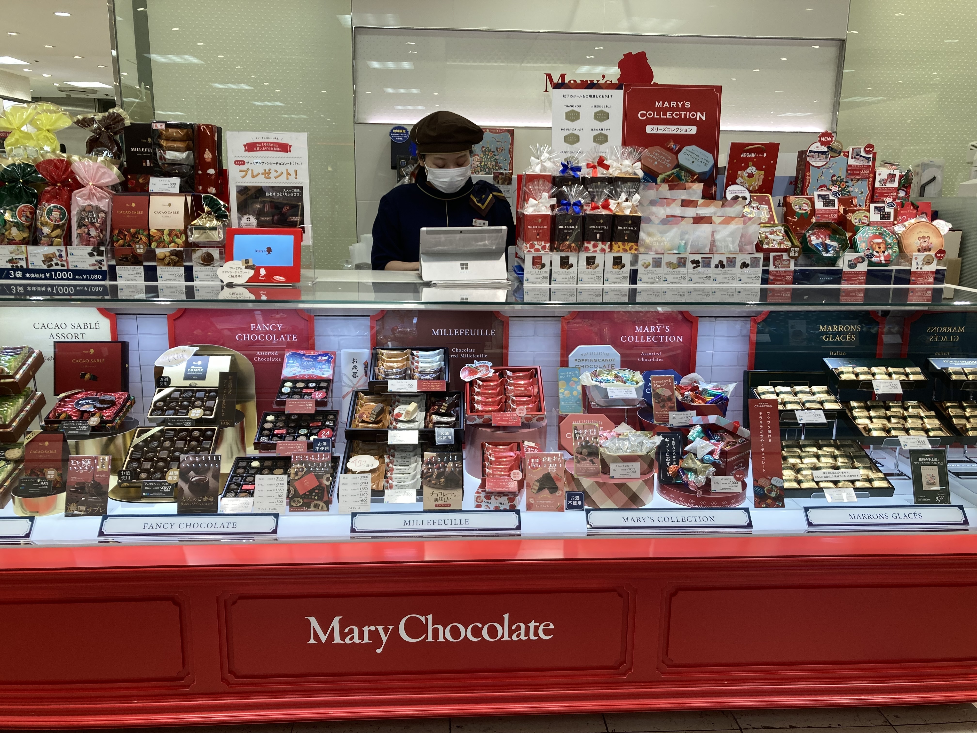 デジタルサイネージ端末が導入されたメリーチョコレート店舗