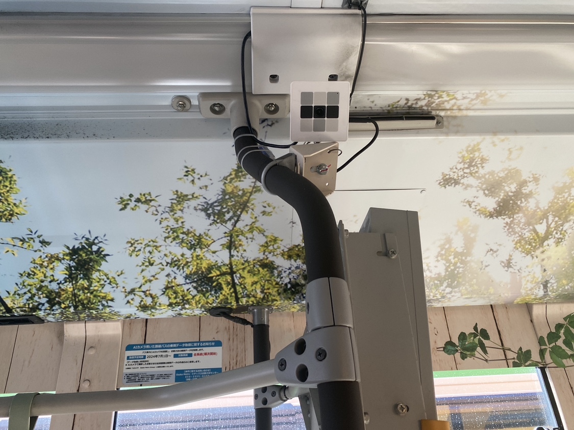 バス車内に設置されたB-RIOのカメラ