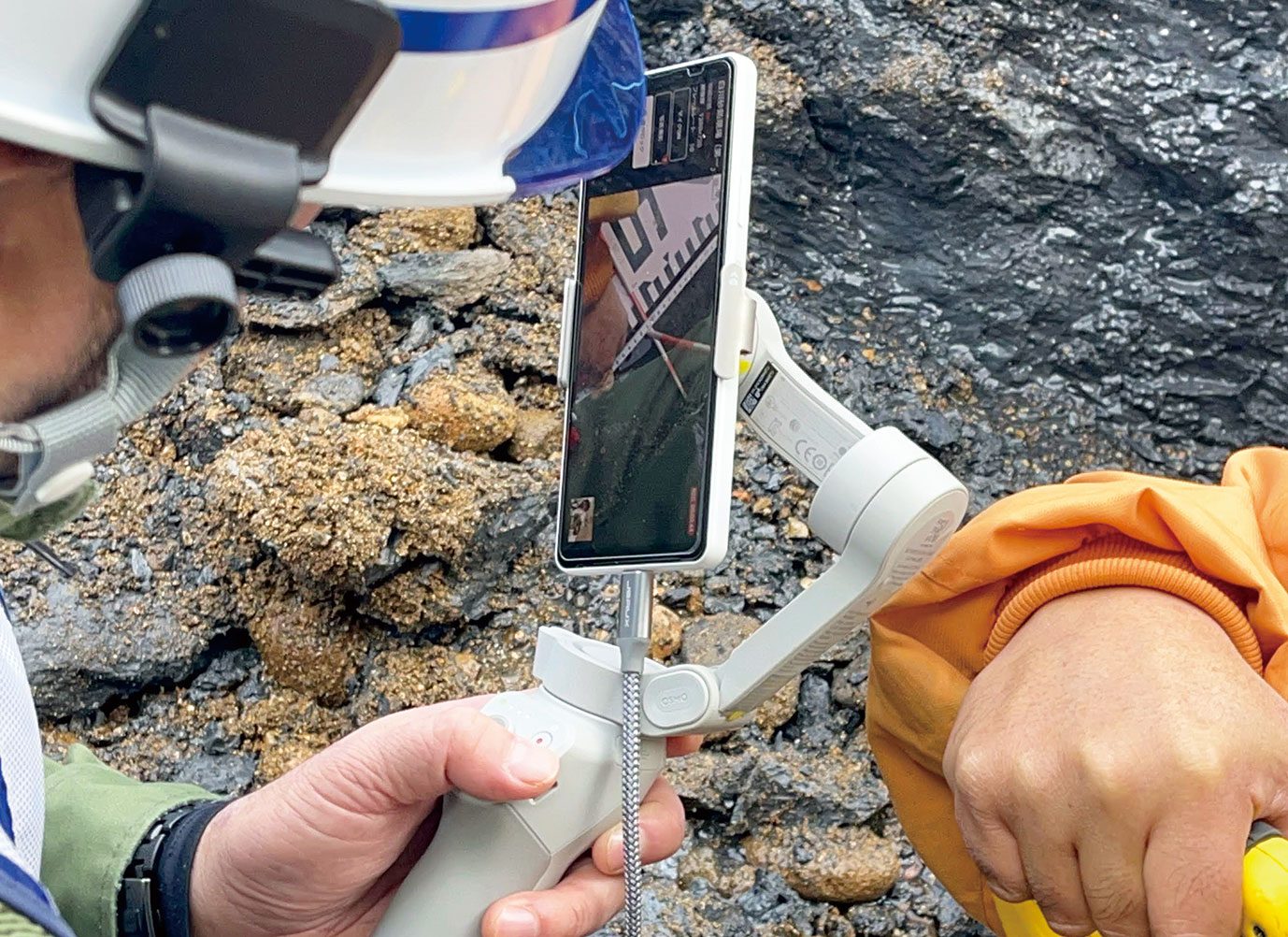 現場で検査箇所を撮影